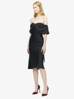 Abito da sera drappeggiato con spalle scoperte da Donna in Nero