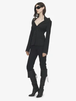 Giacca con harness e spalle scoperte da Donna in Nero