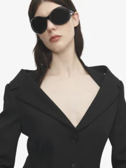 Giacca con harness e spalle scoperte da Donna in Nero