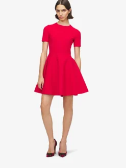 Miniabito aderente e svasato da Donna in Rosso