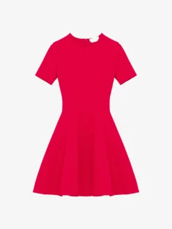 Miniabito aderente e svasato da Donna in Rosso