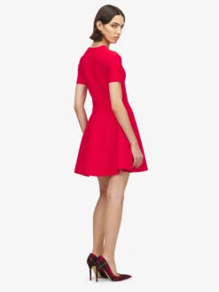 Miniabito aderente e svasato da Donna in Rosso