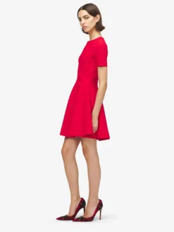 Miniabito aderente e svasato da Donna in Rosso