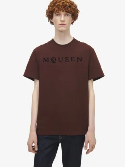 T-shirt con logo McQueen floccato da Uomo in Rosso Scuro