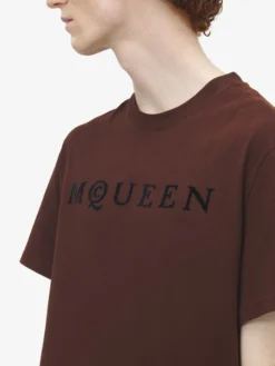 T-shirt con logo McQueen floccato da Uomo in Rosso Scuro