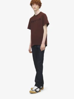 T-shirt con logo McQueen floccato da Uomo in Rosso Scuro