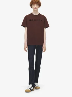 T-shirt con logo McQueen floccato da Uomo in Rosso Scuro